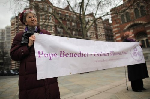 Прогрессивные старушенции выползли к Вестминстерскому собору - надоело гулять с собачками, тоже хотят рукополагаться